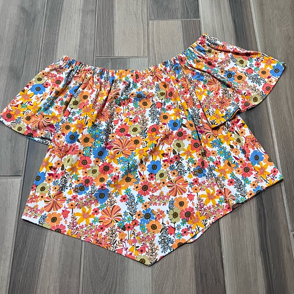 Floral off the shoulder top from buckle in a size large